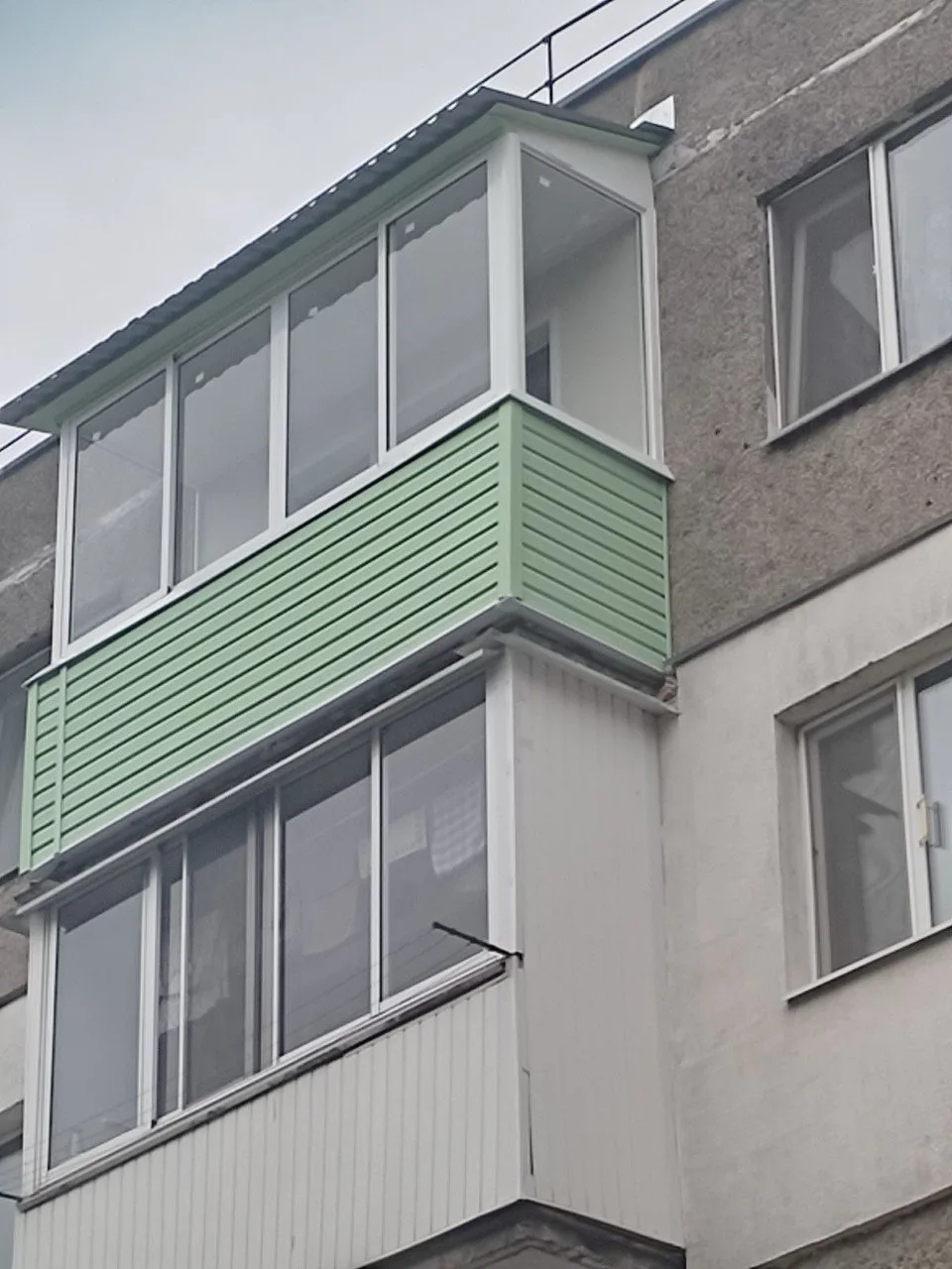 Остекление балкона с наружней отделкой сайдингом.